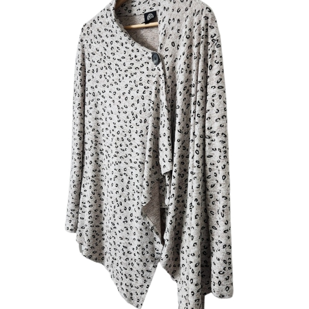 Bobeau Grey Leopard One-Button Fleece Wrap/Cape/Cardigan